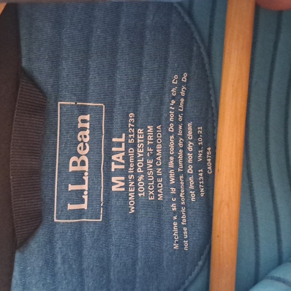 1/4 snap-up L.L. Bean pullover. Color is more of a faded teal. No signs of wear. - Picture 4 of 6